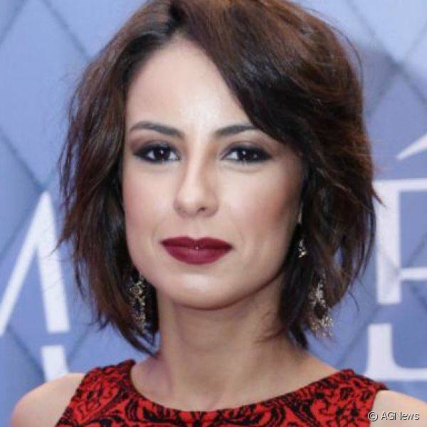 Com uma beleza típica invernal, a atriz Andrea Horta optou pelo batom vermelho e unhas com esmalte marrom acinzentado